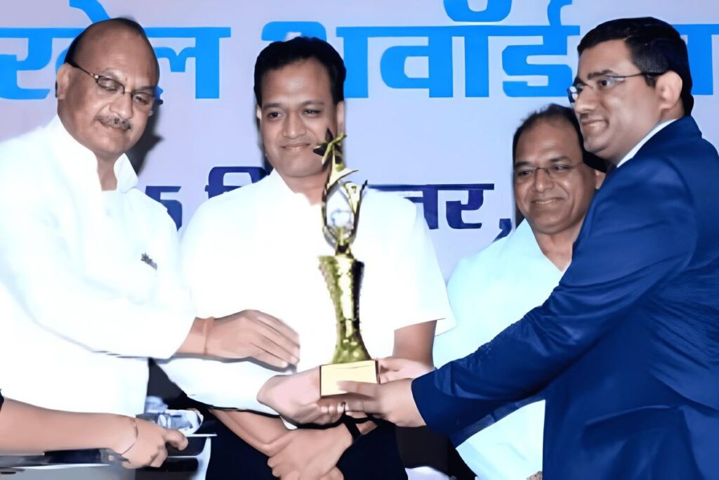 Social Recognition of Hardwork